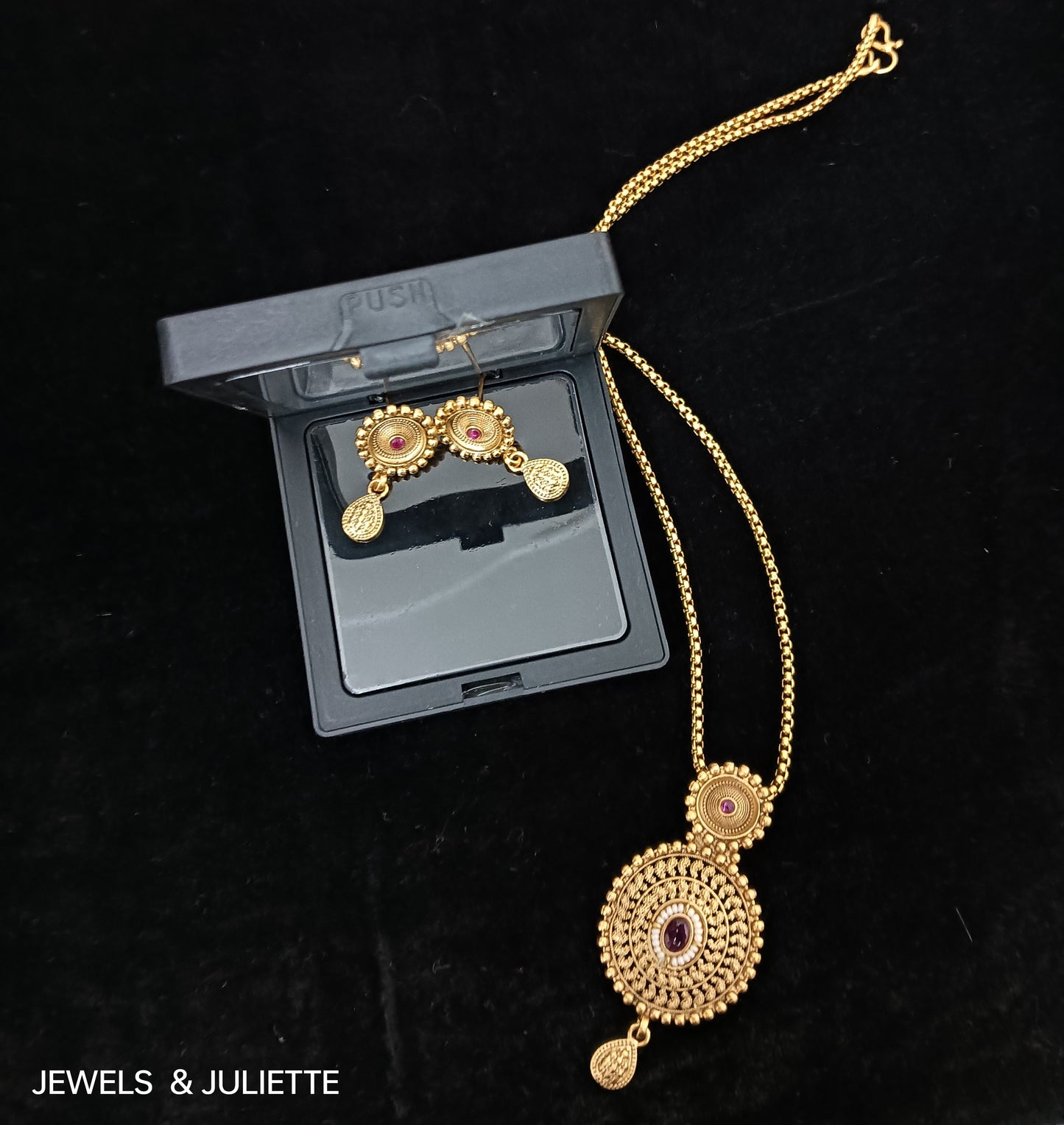 South Asian pendant set