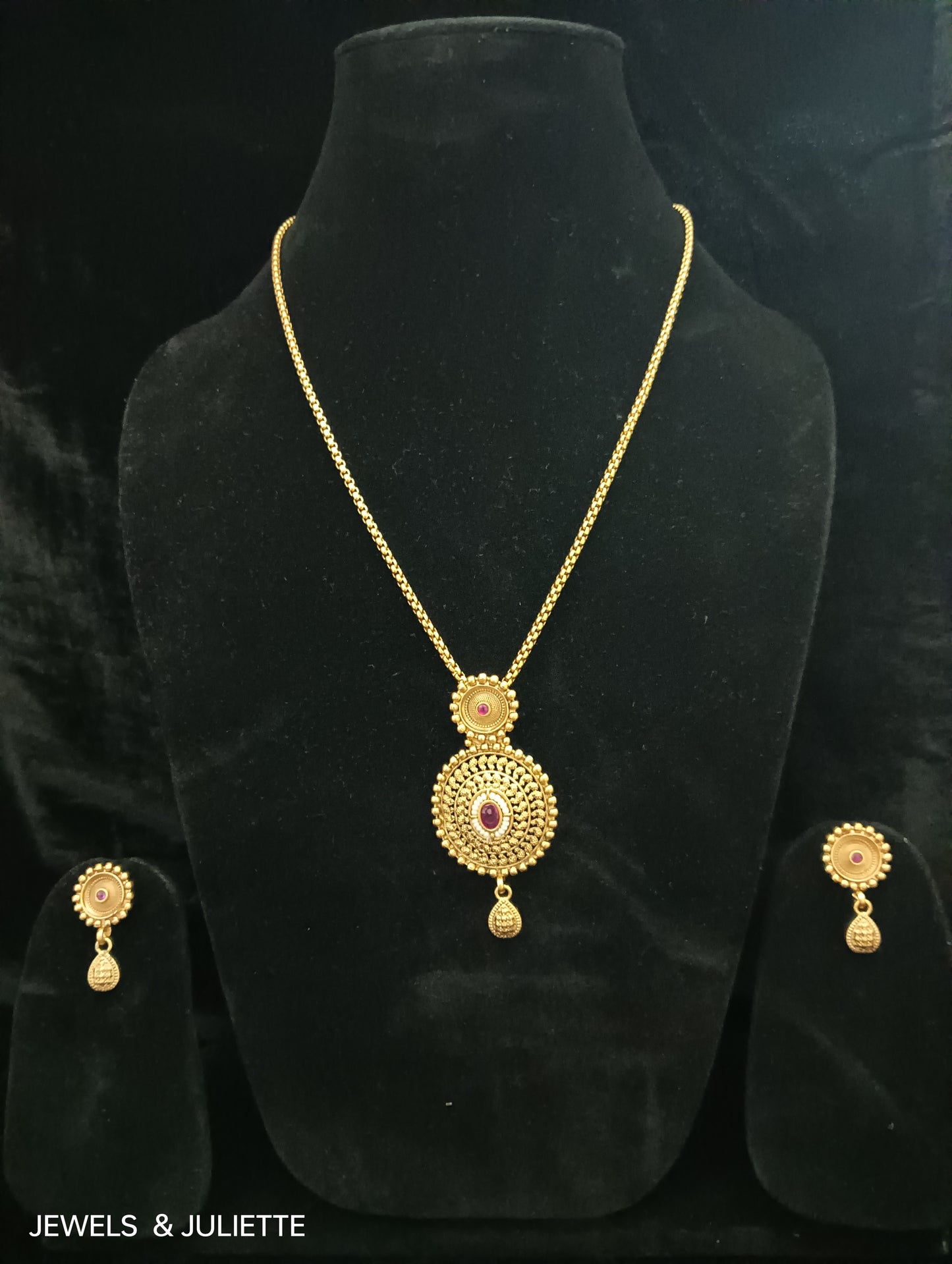 South Asian pendant set